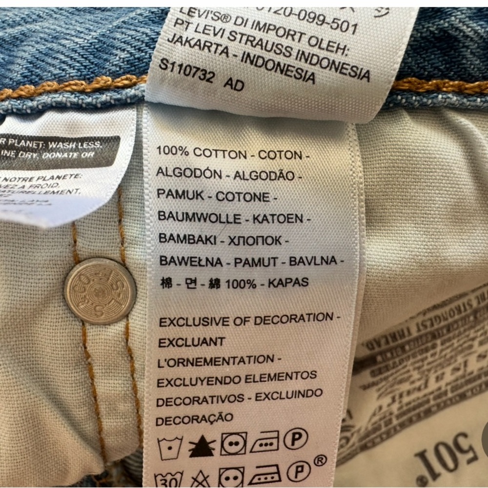 Leviโs Cutoff Denim Shorts. Size: 26. Excellent condition ๐ - Picture 8 of 9